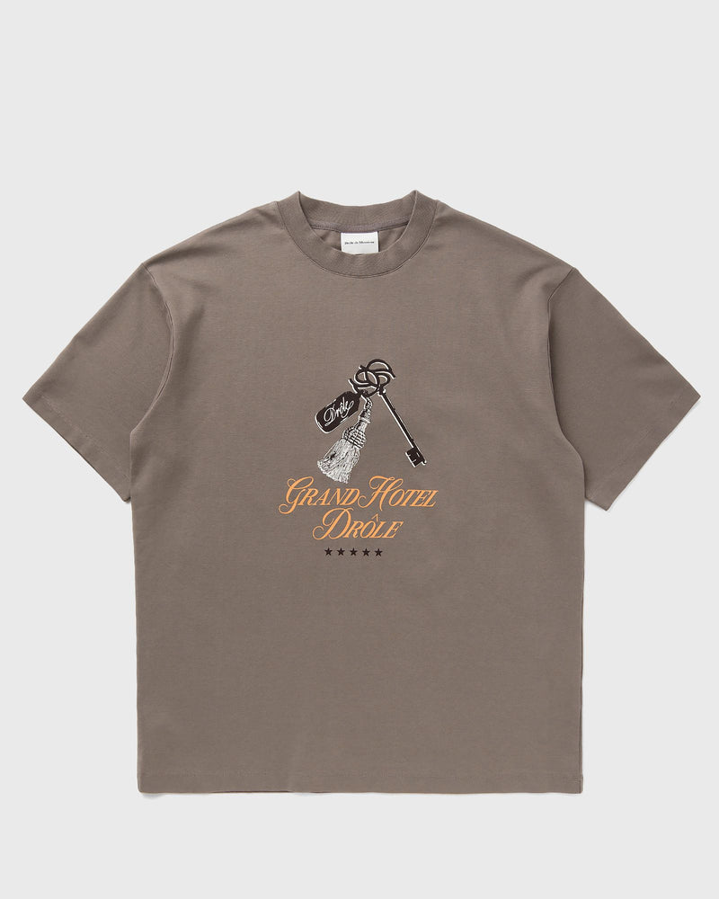 Drôle de Monsieur le Tee Grand Hùtel Brown